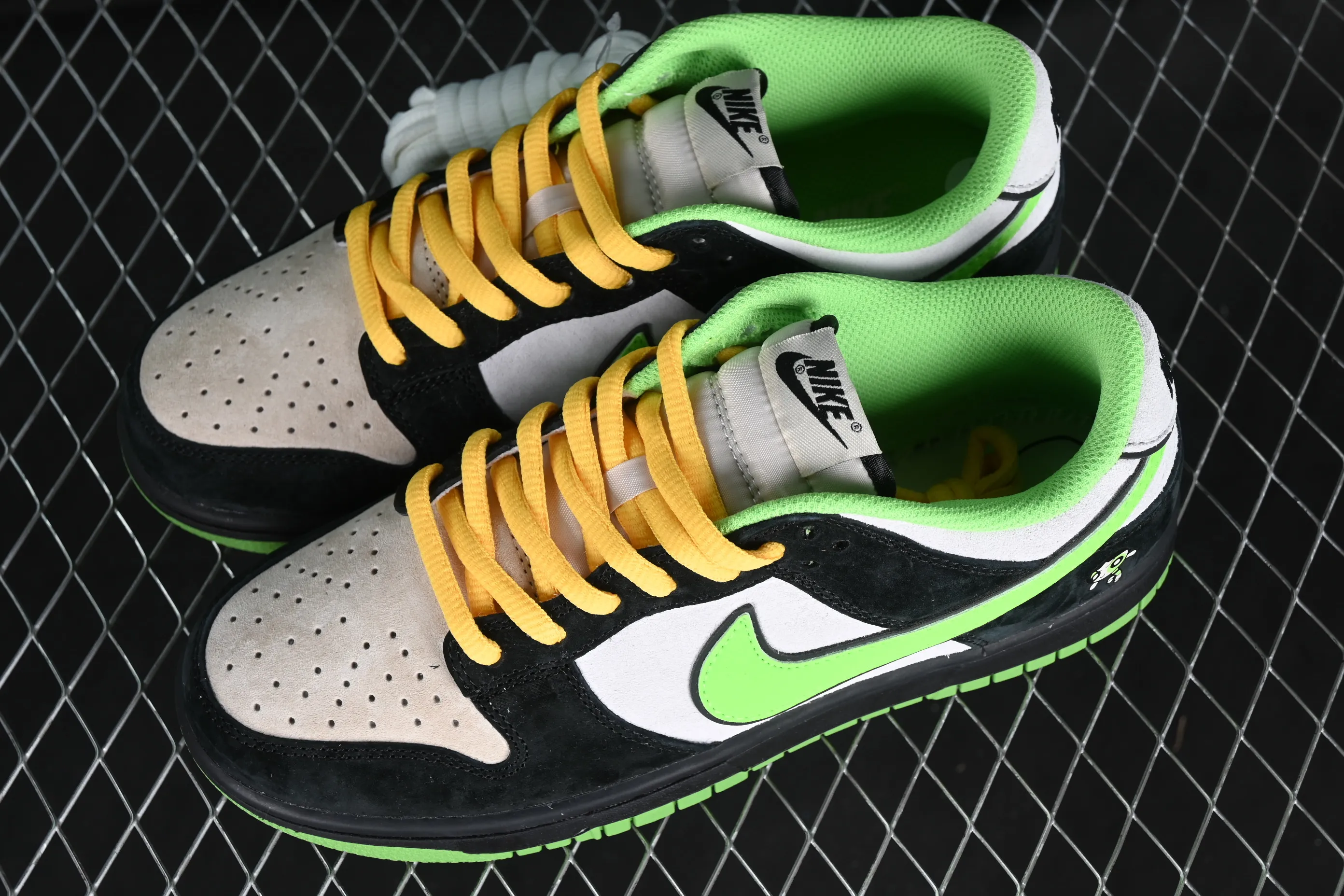 All Categories Nk SB Dunk Series Nk SB Dunk Low Low-top sneakers The Powerpuff Girls x Nk Dunk SB Low Powerpuff Girls joint black and green SB low-top casual sneakers GP5532-063